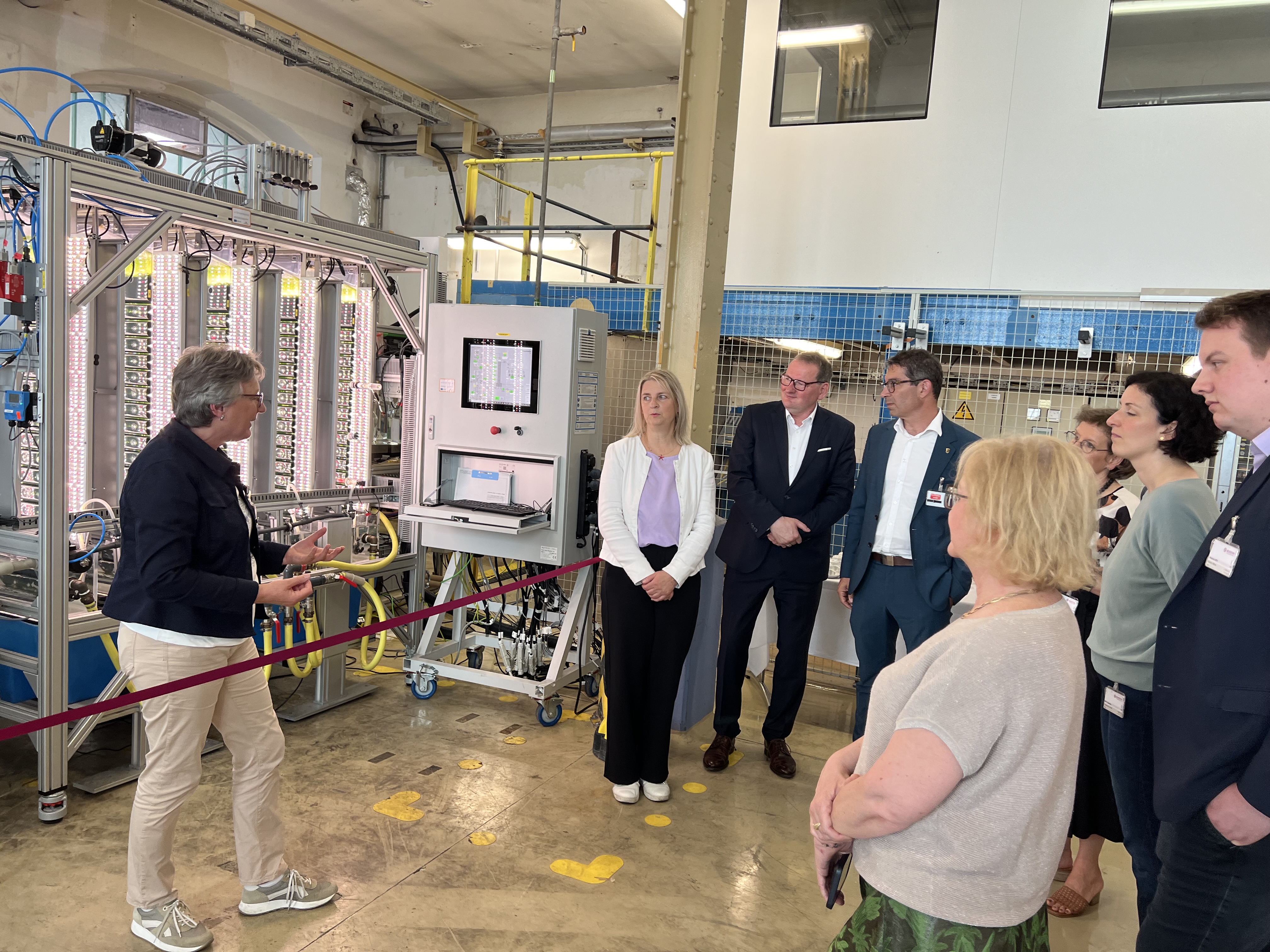 Dr. Ulrike Schmid-Staiger (Leiterin Algenbiotechnologie Fraunhofer IGB) erläutert die Funktionsweise des Mikroalgen-Verfahrensmoduls. Die Mikroalgen wachsen mit Kohlenstoffdioxid der Purpurbakterien und dem Reststoff Ammoniumchlorid als Nährstoff.