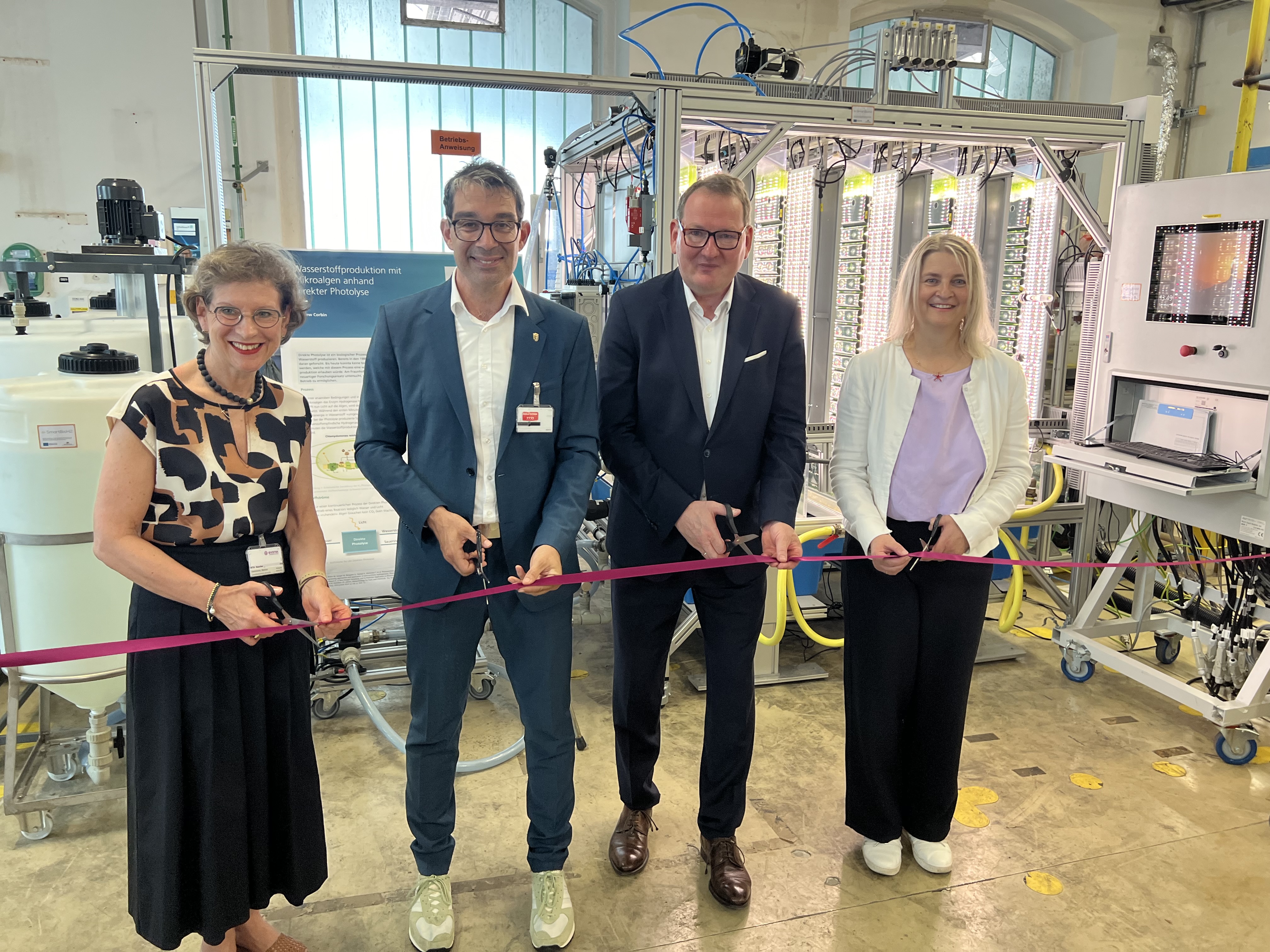 Eröffnen am 3. August 2024 den Demonstrationsbetrieb der SmartBioH2-Bioraffinerie bei Evonik in Rheinfelden (v.l.): Marion Dammann (Landrätin Landkreis Lörrach), Staatssekretär Dr. Andre Baumann, Hermann Becker. (Standortleiter Evonik), Dr.-Ing. Ursula Schließmann (Fraunhofer IGB, stv. Institutsleiterin und Projektkoordinatorin)